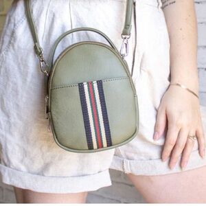 Kicarrall Oval Crossbody with Strap Included
RFID Protected Card Slots.